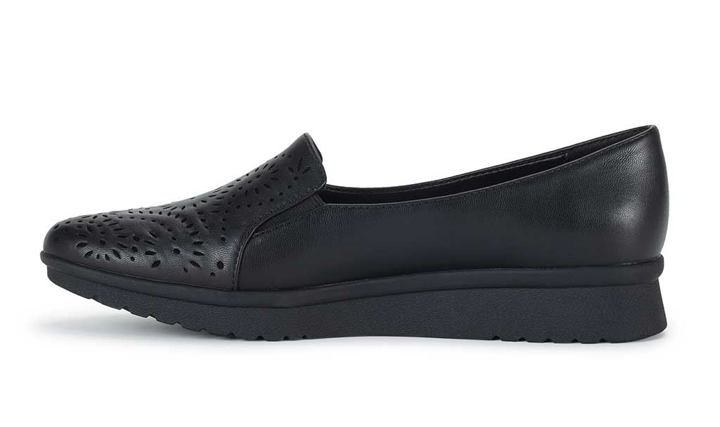 Baretraps Women's Amry Slip On Loafer
