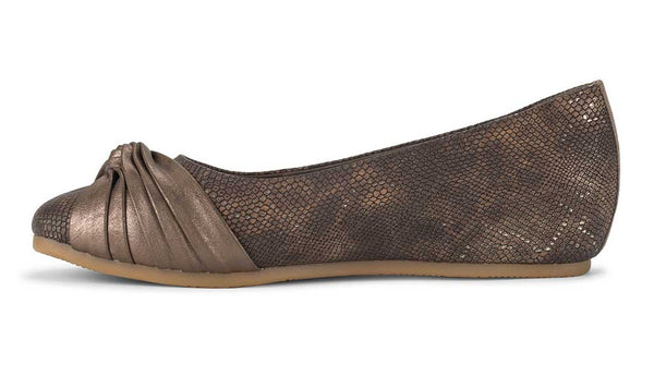 Baretraps Women's Chainey Casual Flat